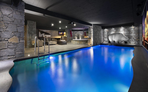 villa in Courchevel : Rent one of the most luxury chalet in Courchevel fully catered. - Photo 2
