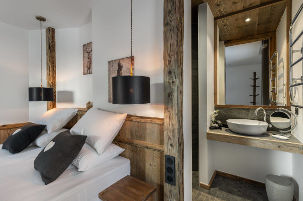 villa in Val d'Isere : Rent this 5 bedroom chalet located close to the slope in Le Fornet, Val d'Isère, with sauna and jacuzzi. - Photo 10