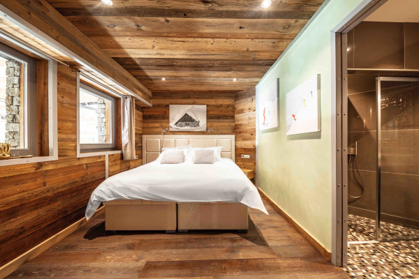 villa in Tignes : Rent this unique chalet which can accommodate up to 14 guests with a aircraft decoration. - Photo 10