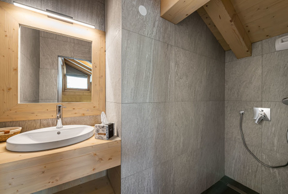 villa in Val d'Isere : Rent this ski in ski out chalet close to the accommodations in Val d'Isère. - Photo 8
