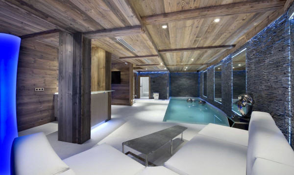 villa in Courchevel : Rent this ultimate luxury chalet Aster  located near the centre of Courchevel 1850 - Photo 2