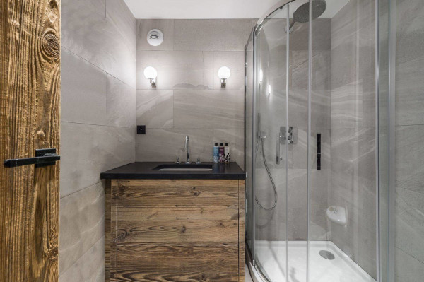 villa in Meribel : Rent this prestigious and comfortable chalet for 10 guests in Méribel Le Raffort. - Photo 18