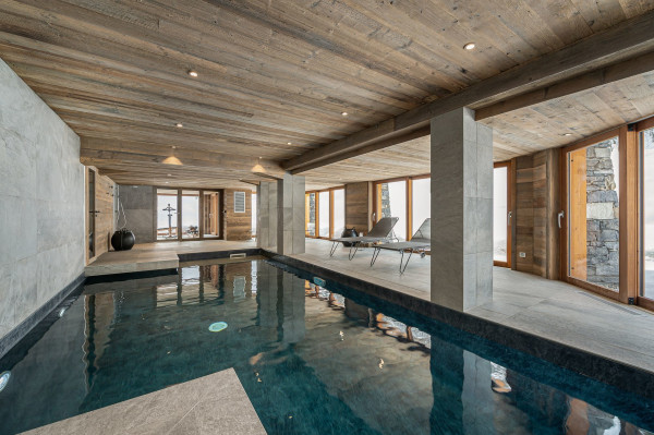 villa in Méribel : Rent this renovated chalet with a perfect location in Méribel station. - Photo 1