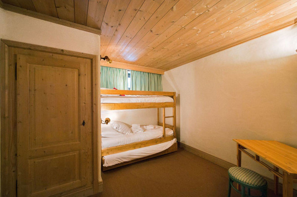 villa in Courchevel : Rent this  typically ski in ski out Savoyard mountain chalet - Photo 11