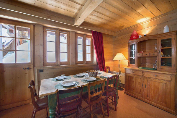 villa in Courchevel : Rent this  typically ski in ski out Savoyard mountain chalet - Photo 5