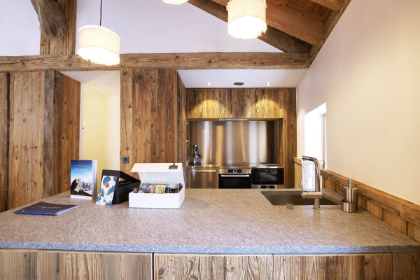 villa in Val d'Isere : Rent this 4 bedrooms chalet located in 'Le Fornet' with a sauna and jacuzzi. - Photo 4