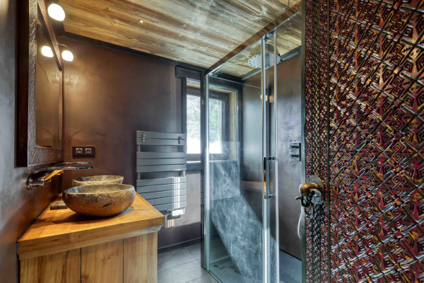 villa in Tignes : Rent this Indonesian decorated chalet walking distance to the lift in Tignes Brevieres - Photo 21