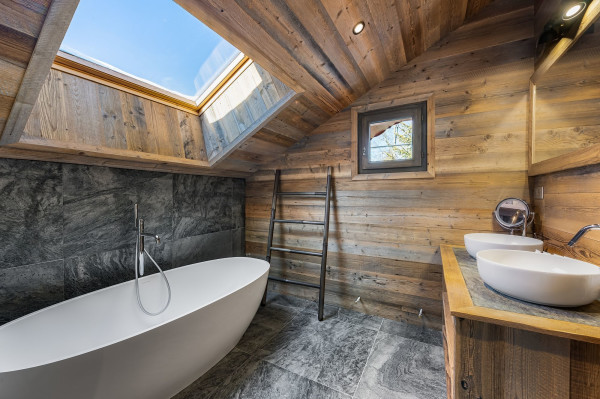 villa in Méribel : Rent this renovated chalet with a perfect location in Méribel station. - Photo 26