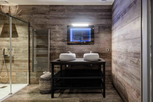 villa in Tignes : Rent this unique chalet which can accommodate up to 14 guests with a aircraft decoration. - Photo 21