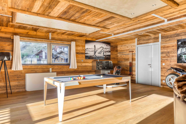 villa in Tignes : Rent this unique chalet which can accommodate up to 14 guests with a aircraft decoration. - Photo 5
