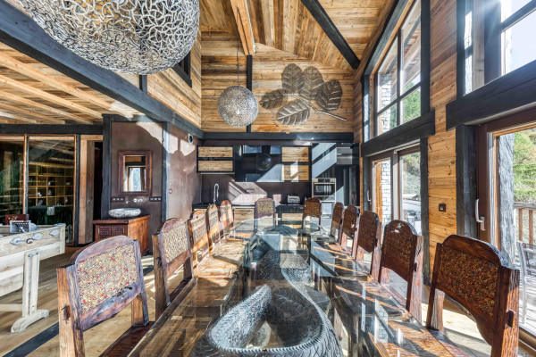 villa in Tignes : Rent this Indonesian decorated chalet walking distance to the lift in Tignes Brevieres - Photo 3
