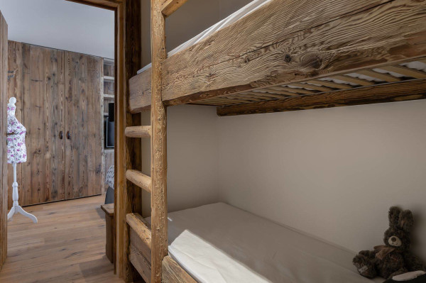 villa in Val d'Isere : Rent this 5 bedroom chalet located close to the slope in Le Fornet, Val d'Isère, with sauna and jacuzzi. - Photo 11