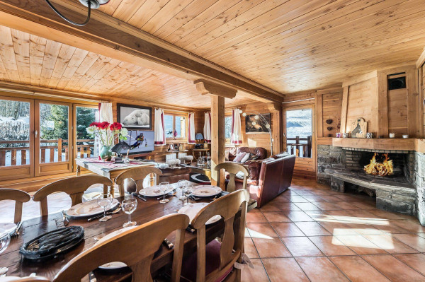 villa in Meribel : Rent this traditional chalet on the slopes for 12 guests in Méribel Le Raffort. - Photo 2