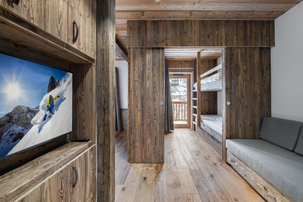 villa in Val d'Isere : Rent this 4 bedrooms chalet located in 'Le Fornet' with a sauna and jacuzzi. - Photo 7