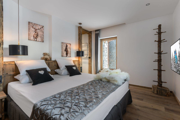 villa in Val d'Isere : Rent this 5 bedroom chalet located close to the slope in Le Fornet, Val d'Isère, with sauna and jacuzzi. - Photo 9