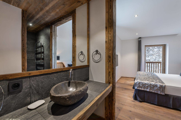 villa in Val d'Isere : Rent this 5 bedroom chalet located close to the slope in Le Fornet, Val d'Isère, with sauna and jacuzzi. - Photo 13