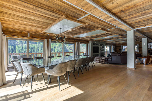villa in Tignes : Rent this unique chalet which can accommodate up to 14 guests with a aircraft decoration. - Photo 3