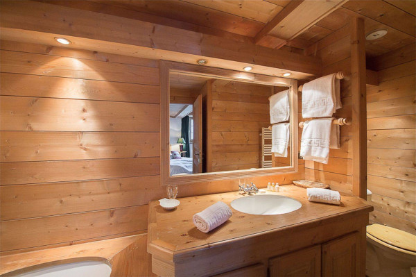 villa in Courchevel : Rent this  typically ski in ski out Savoyard mountain chalet - Photo 13