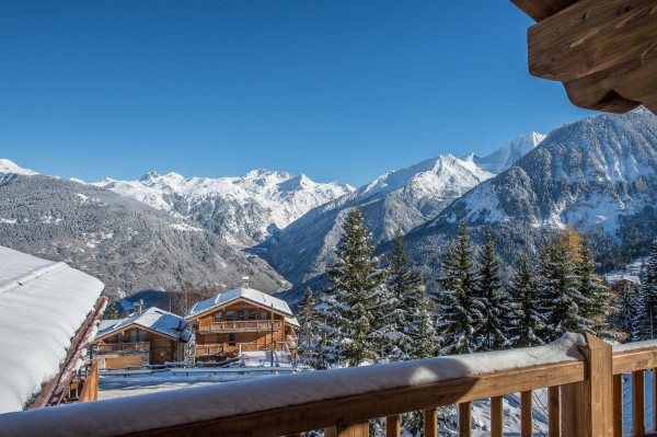 villa in Courchevel : Rent this beautiful new chalet decorated in traditional style in Courchevel Village. - Photo 1