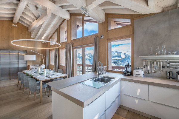 villa in Courchevel : Rent this beautiful new modern chalet in Courchevel Village for 11 guests. - Photo 3