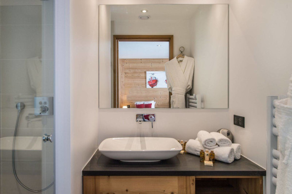 villa in Courchevel : Rent this beautiful new chalet decorated in traditional style in Courchevel Village. - Photo 15