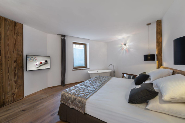 villa in Val d'Isere : Rent this 5 bedroom chalet located close to the slope in Le Fornet, Val d'Isère, with sauna and jacuzzi. - Photo 6