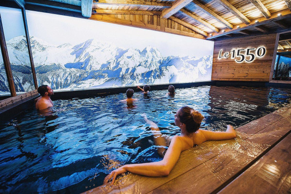 villa in Courchevel : Rent this contemporary and traditional chalet in Courchevel Village for 14 guests. - Photo 15