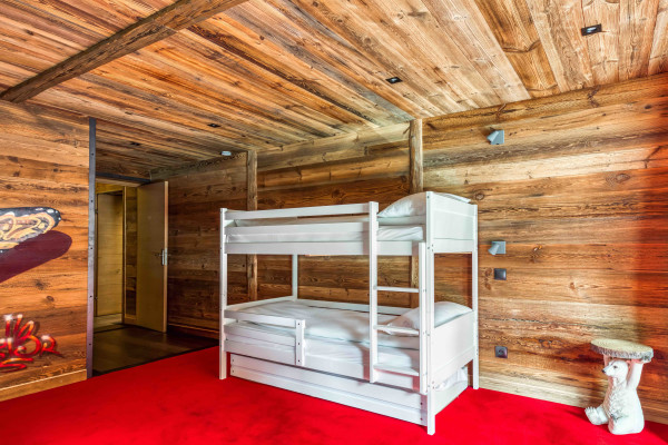 villa in Tignes : Rent this luxurious chalet designed with graffiti street art - Photo 10