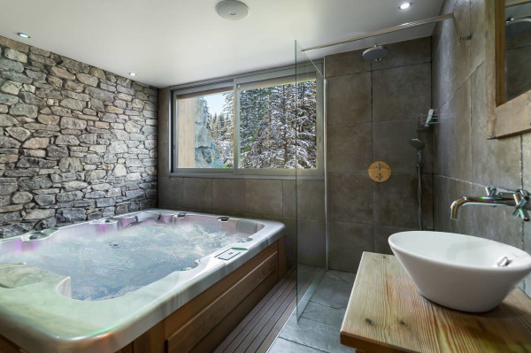 villa in Courchevel : Rent this nearby center of the resort and slopes in Courchevel Village. - Photo 16