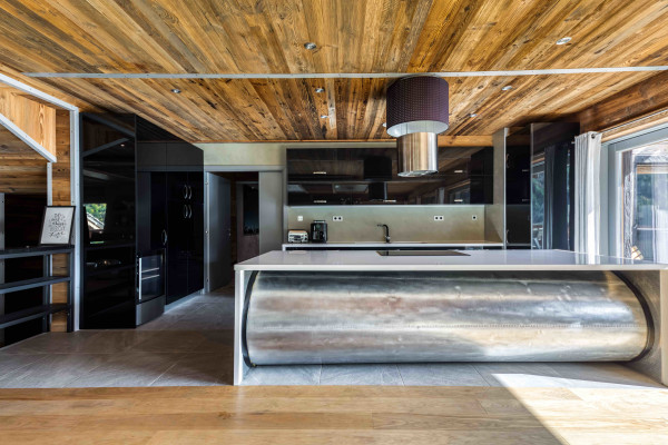 villa in Tignes : Rent this unique chalet which can accommodate up to 14 guests with a aircraft decoration. - Photo 4