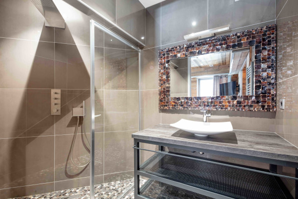 villa in Tignes : Rent this unique chalet which can accommodate up to 14 guests with a aircraft decoration. - Photo 18