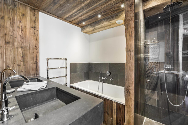 villa in Val d'Isere : Rent this typical chalet located in the Hamlet of Petit Alaska in Val d'Isère. - Photo 7