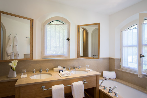 villa in St Tropez : Rent this gorgeous villa in a private and secured domain close to the Pampelonne Beaches and St Tropez lifestyle. - Photo 14