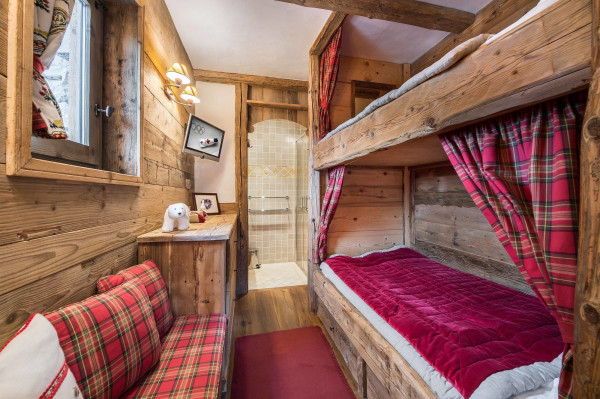 villa in Courchevel : Rent this 6 bedrooms chalet located in the Domain de Bllecôte  in Courchevel 1850. - Photo 15