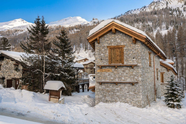 villa in Val d'Isere : Rent this 5 bedroom chalet located close to the slope in Le Fornet, Val d'Isère, with sauna and jacuzzi. - Photo 16