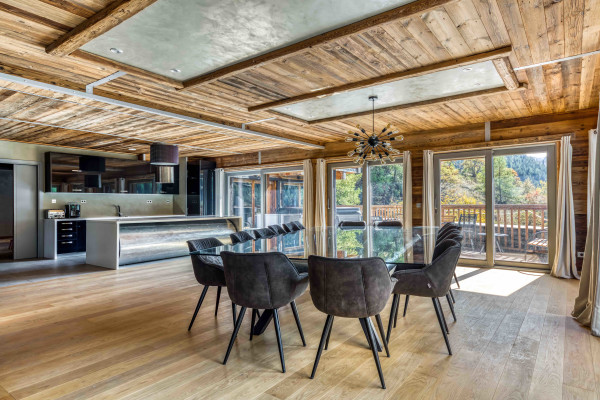 villa in Tignes : Rent this unique chalet which can accommodate up to 14 guests with a aircraft decoration. - Photo 2