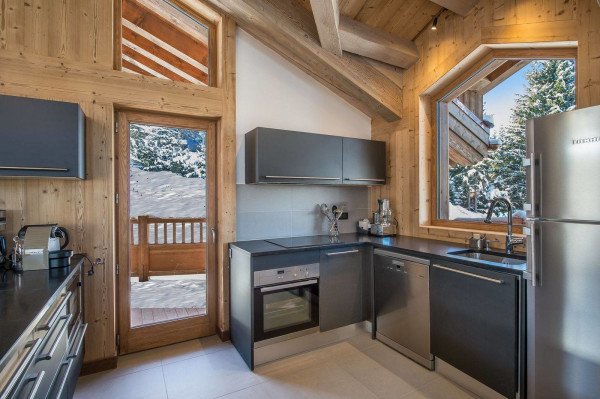 villa in Courchevel : Rent this beautiful new chalet decorated in traditional style in Courchevel Village. - Photo 8