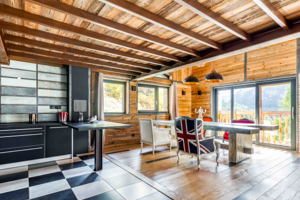 villa in Tignes : Rent this unique chalet for 8 guests located a short walk from the lift. - Photo 2