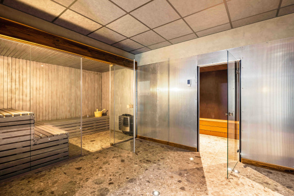 villa in Tignes : Rent this unique chalet which can accommodate up to 14 guests with a aircraft decoration. - Photo 23