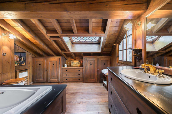 villa in Meribel : Rent this traditional and warm Savoyard chalet up to 14 guests in Musillon. - Photo 4