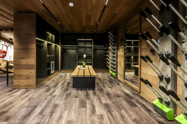 villa in Courchevel : Rent this contemporary and traditional chalet in Courchevel Village for 14 guests. - Photo 20