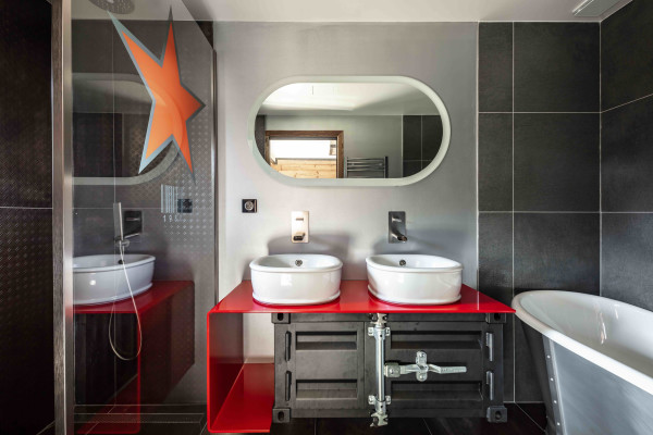 villa in Tignes : Rent this unique chalet for 8 guests located a short walk from the lift. - Photo 15