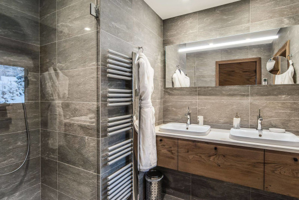 villa in Courchevel : Rent this contemporary and traditional chalet in Courchevel Village for 14 guests. - Photo 12