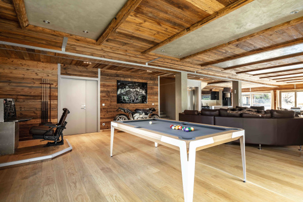 villa in Tignes : Rent this unique chalet which can accommodate up to 14 guests with a aircraft decoration. - Photo 6