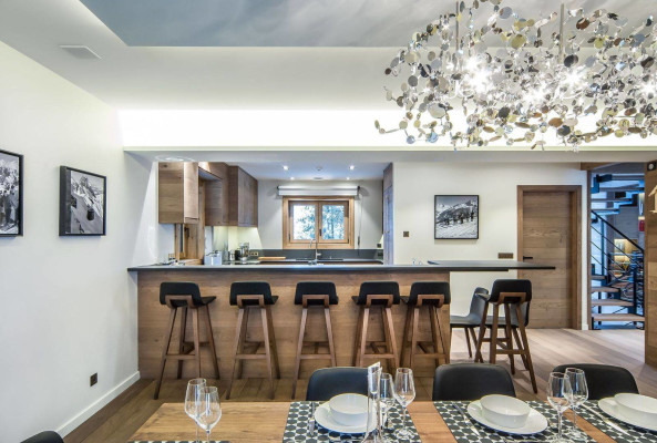 villa in Courchevel : Rent this contemporary and traditional chalet in Courchevel Village for 14 guests. - Photo 4