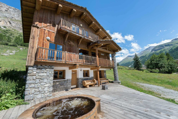 villa in Val d'Isere : Rent this chalet located right in the center of Val d'Isère and at only 150m from the slopes. - Photo 0