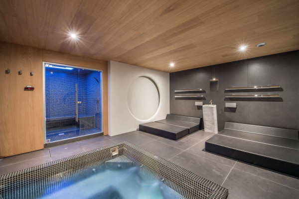 villa in Courchevel : Rent this beautiful new modern chalet in Courchevel Village for 11 guests. - Photo 1
