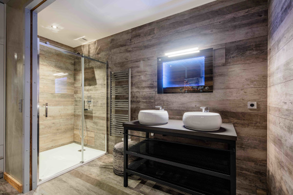 villa in Tignes : Rent this unique chalet which can accommodate up to 14 guests with a aircraft decoration. - Photo 22
