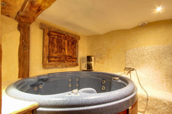 villa in Meribel : Rent this cozy chalet for 12 guests with Sauna and Jacuzzi in Méribel Le Raffort - Photo 16