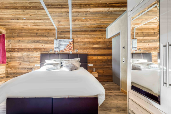 villa in Tignes : Rent this unique chalet which can accommodate up to 14 guests with a aircraft decoration. - Photo 13